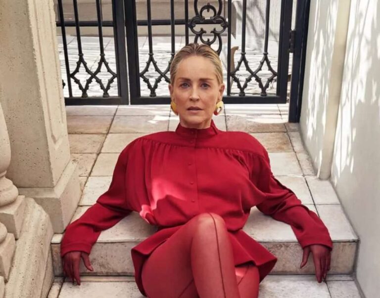 ”Ålder är bara en siffra!” — 67-åriga Sharon Stone imponerar sina fans med en djärv pose i baddräkt.